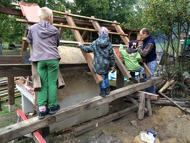 image4 Fleißige Helfer beim Holzdach zimmern