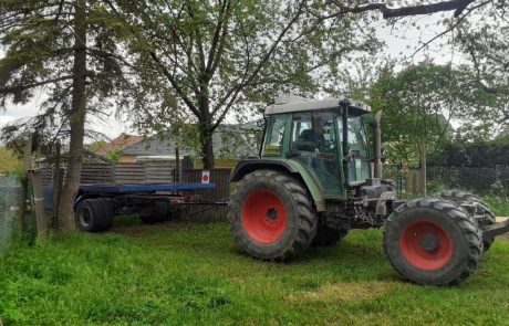 Traktor liefert Unterbau für Zirkuswagen