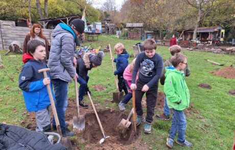 Kinder graben Kuhle