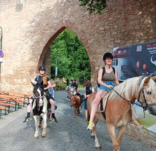 04 Ponys an der Burgkirche