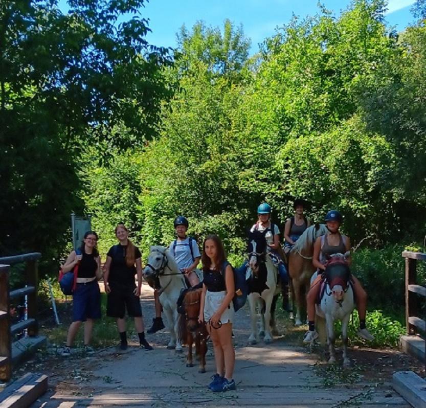 18 Abschluss Ponyferien Einheitsbuddeln - Baumpflanzaktion auf der FARM