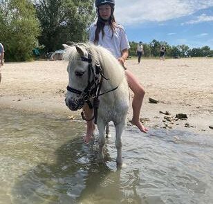 Mädchen mit Pony im Rhein