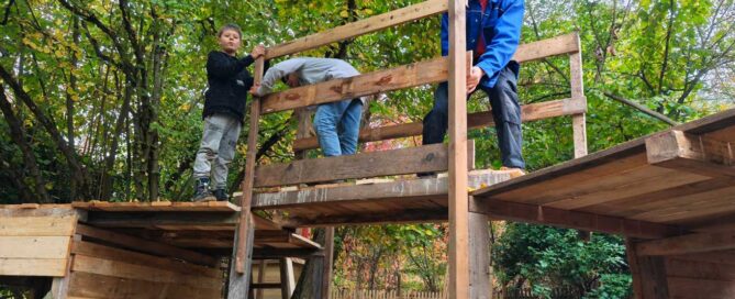 Robert zeigt wie der Hüttenbau geht