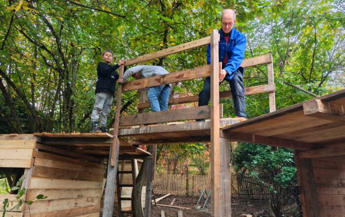 Robert zeigt wie der Hüttenbau geht