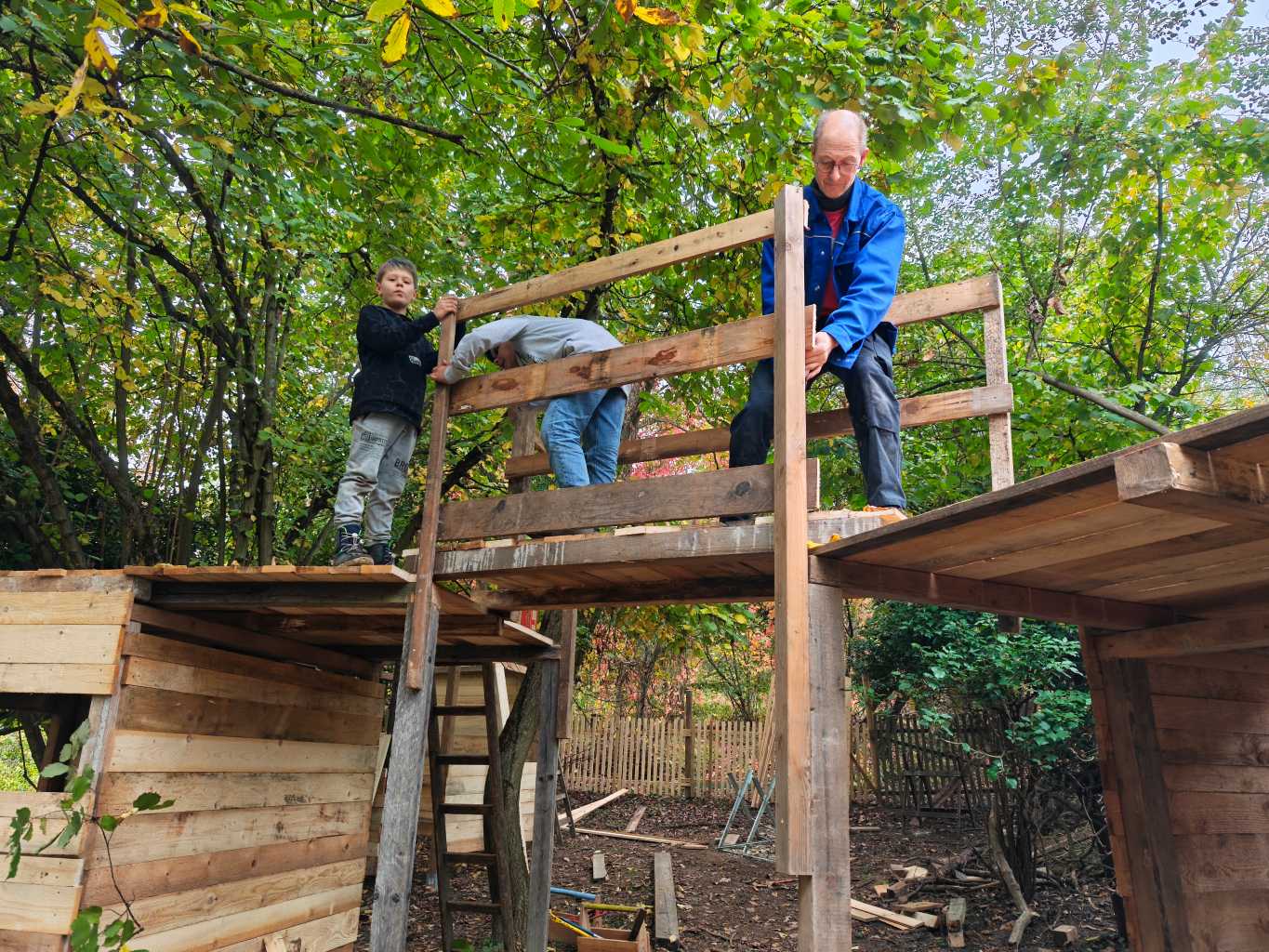 Brücke Einheitsbuddeln - Baumpflanzaktion auf der FARM