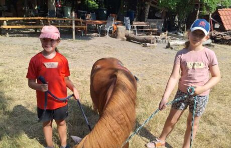 IMG_7805 3. Woche: Tierwoche - Kinder mit Pferd